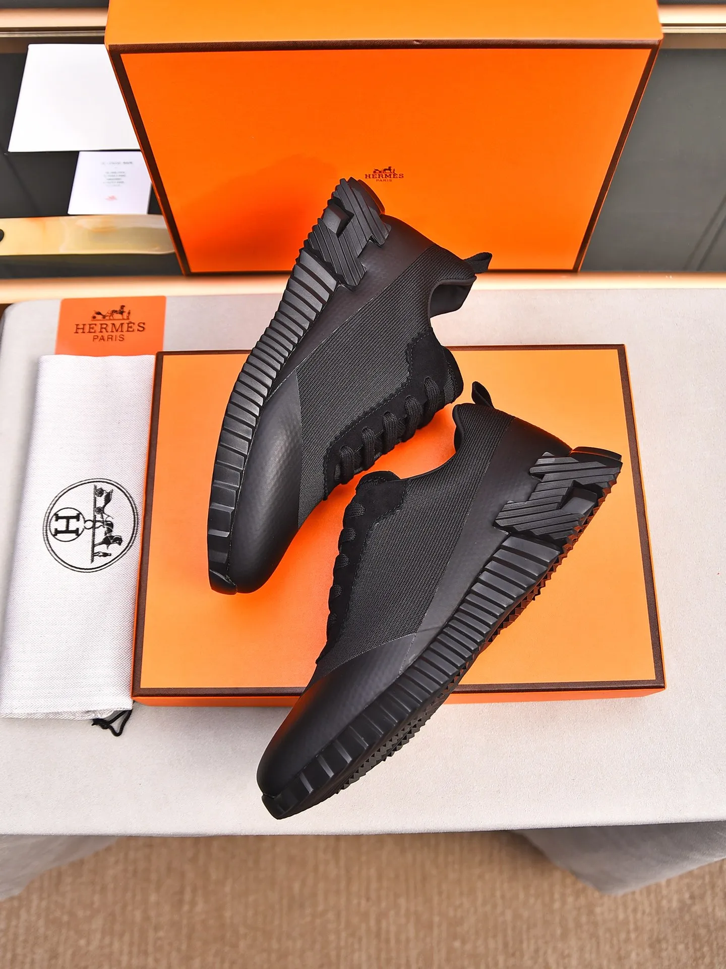 PP580【Hermes】fe new arrival~New Bouncing sneakers are the most comfortable shoes from Hermès. They are extremely light on the feet and look great. You won’t feel tired even when you go shopping and running around. They are very light and comfortable. They are extremely light, suitable for both sports and leisure. They feel great when you step on them! It’s up to you to choose, there’s always what you want~ ✔️Fabric: Imported first-layer cowhide + high-elastic fly weave ✔️Inner lining: Imported water-dyed cow lining ✔️Outsole: Seamless combination of IP+TPU (multi-color letters) German technology irradiation machine ✔️Code number: Male 38-44 (45 customized)